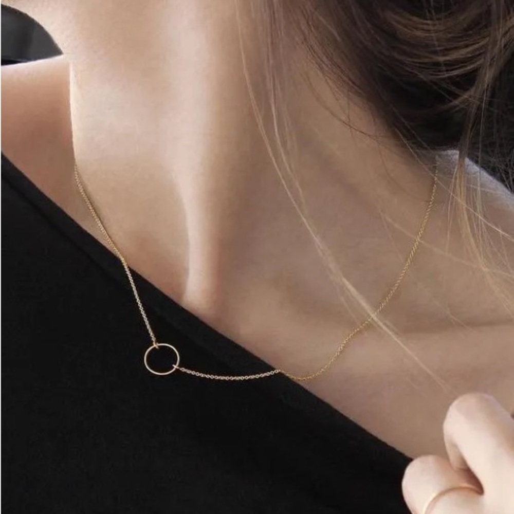 Vrai and Oro 14K Gold Circle Necklace